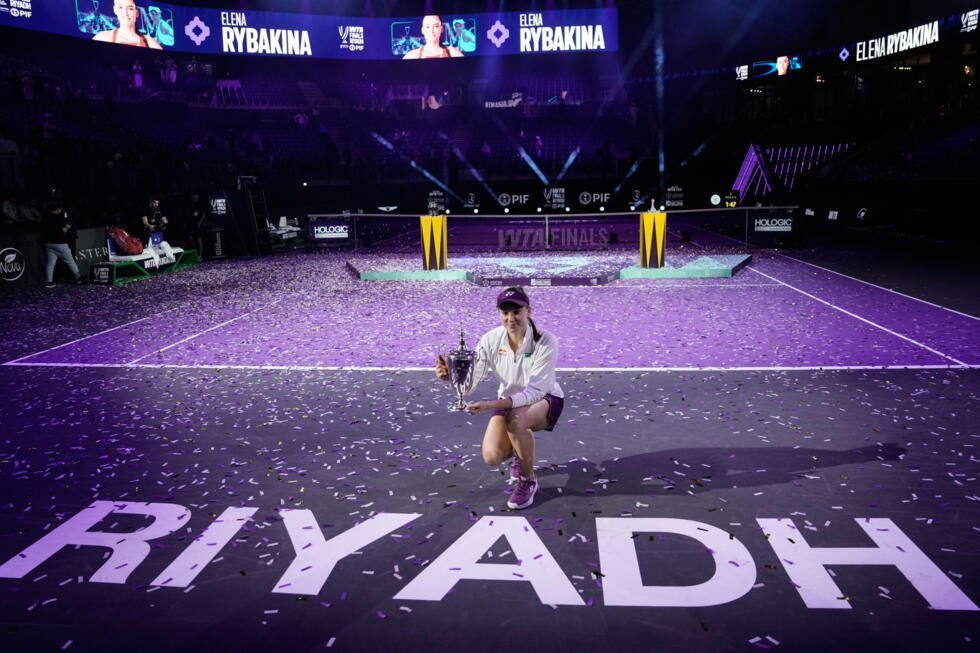 La kazaja Elena Rybakina posa con el trofeo de campeona de las finales de la WTA. Riad, 8 de noviembre de 2025. El ente rector del tenis femenino fue duramente criticado por asociar el evento con un país como Arabia Saudita, donde el papel de la mujer en la sociedad está sometido a fuertes restricciones.