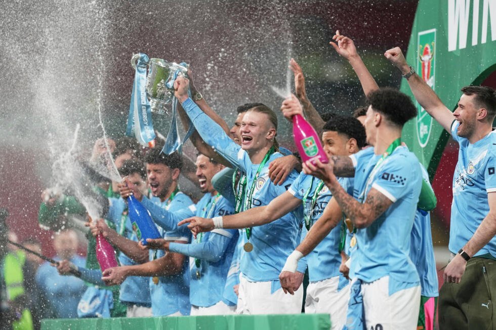 Los jugadores del Manchester City celebran con el trofeo de la Copa de la Liga inglesa, ganado sobre el Arsenal en Londres el 22 de marzo de 2026. El capital qatarí detrás del equipo ciudadano ha derivado en una cosecha histórica tanto en Inglaterra como en la Champions League.