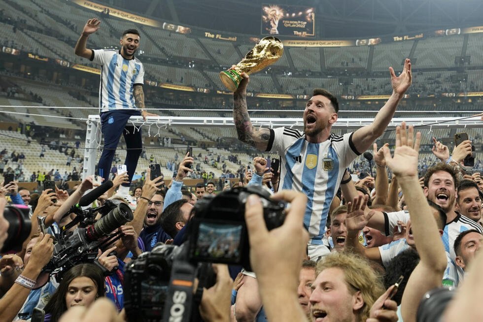 Imagen de archivo que muestra a Lionel Messi celebrando la victoria de Argentina sobre Francia en la final de la Copa del Mundo de Qatar 2022. Lusail, 18 de diciembre de 2022. La Finalissima contra España, ahora cancelada, debía marcar el regreso de la albiceleste al estadio de su coronación.