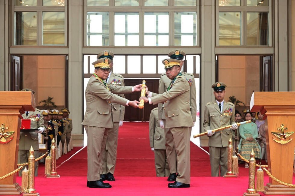 Le général Min Aung Hlaing, chef de la junte birmane, remet un couteau au général Ye Win Oo, nouveau commandant en chef (à droite), lors d'une cérémonie le 30 mars 2026 à Naypyidaw, en Birmanie