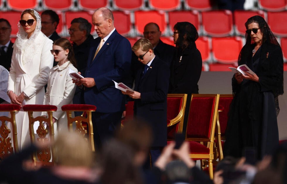 El príncipe Alberto II de Mónaco, la princesa Charlene, el príncipe Jacques y la princesa Gabriella esperan al papa León XIV para la celebración de una misa pública en el estadio Louis II, como parte de una visita de un día en Mónaco, el 28 de marzo de 2026.