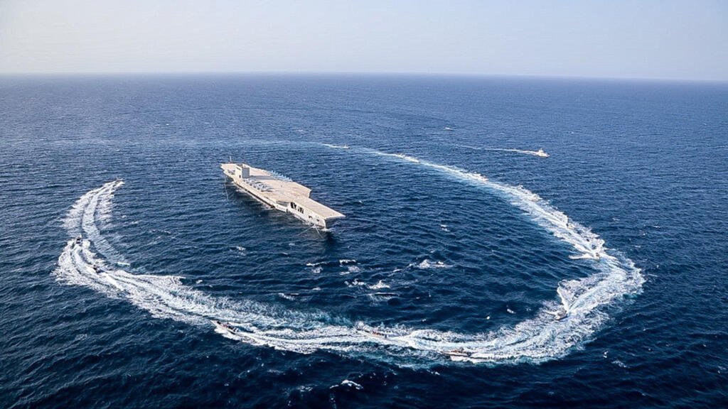 Lanchas rápidas de la Guardia Revolucionaria Iraní rodean un portaaviones simulado durante un ejercicio militar en el estrecho de Ormuz, julio de 2020.