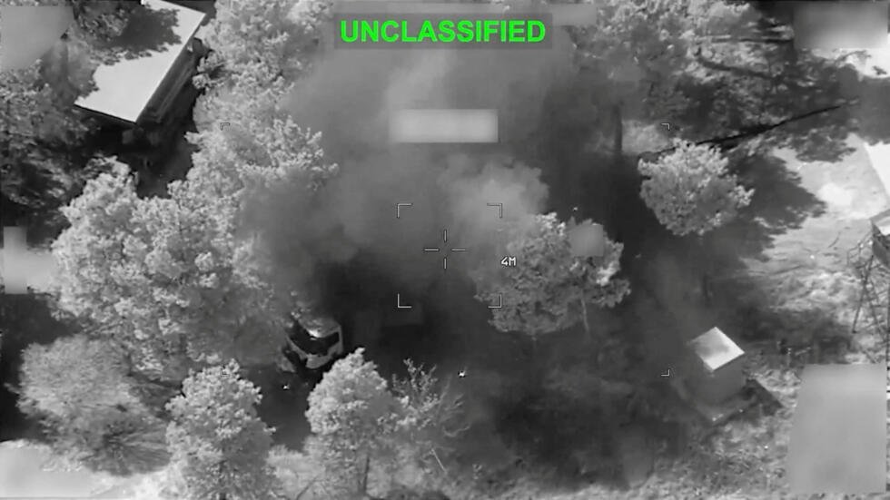 Se observa humo proveniente de lo que el Comando Central de Estados Unidos (CENTCOM) describe como un ataque de las fuerzas estadounidenses contra objetivos iraníes, en el contexto del conflicto entre Estados Unidos e Israel con Irán, en una ubicación desconocida, según esta captura de pantalla de un video distribuido el 17 de marzo de 2026.