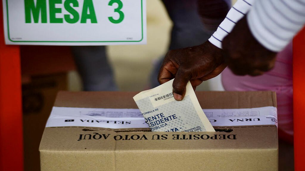 Una persona vota en un colegio electoral, durante la segunda vuelta de las elecciones presidenciales, en Suárez, Colombia, 19 de junio de 2022.