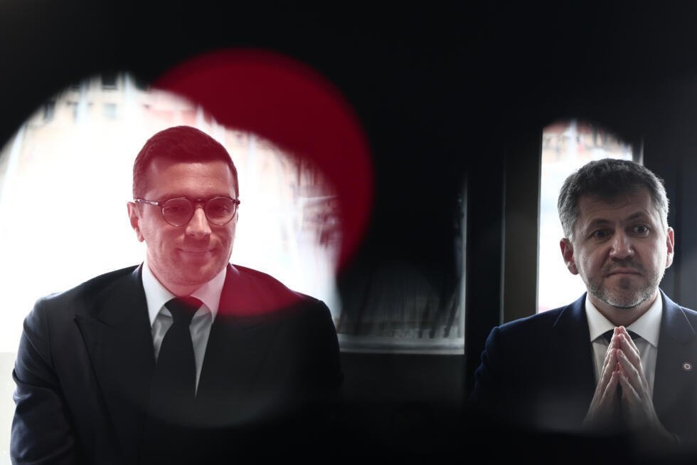 El presidente de Agrupación Nacional, Jordan Bardella, a la izquierda, con a su derecha el candidato de AN a la alcaldía de Marsella, Franck Allisio, el 6 de marzo de 2025, en Marsella.