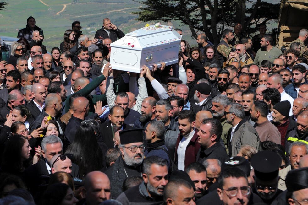 Personas cargan el ataúd durante el funeral del padre Pierre al-Rahi, sacerdote que falleció a causa de las heridas sufridas por el fuego israelí, según médicos y socorristas, en Qlayaa, sur del Líbano, el 11 de marzo de 2026, tras una escalada de tensión entre Hezbolá e Israel en medio del conflicto entre Estados Unidos e Israel con Irán.