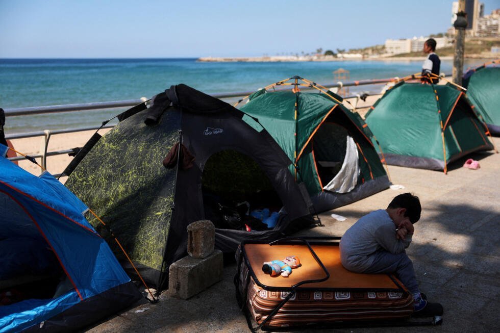 Un niño desplazado se sienta en una calle donde su familia ha estado viviendo a lo largo de la Corniche, luego de una escalada entre Hezbolá e Israel en medio del conflicto entre Estados Unidos e Israel con Irán, en Beirut, Líbano, el 11 de marzo de 2026.