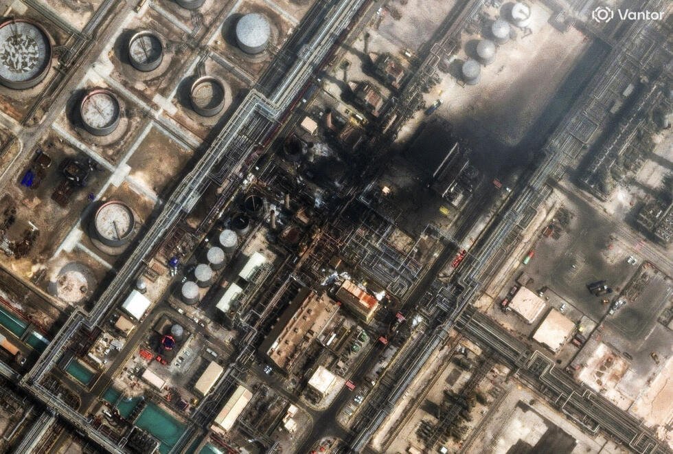 Cette image satellite montrant les dégâts causés par une attaque de drone iranien contre la raffinerie de pétrole de Ras Tanura, en Arabie saoudite, le lundi 2 mars 2026.