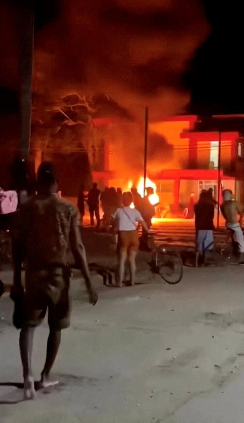 Manifestantes antigubernamentales observan cómo arde un incendio en una oficina del Partido Comunista en Morón, Cuba, en esta captura de pantalla de un video publicado el 14 de marzo de 2026 y obtenido de las redes sociales.