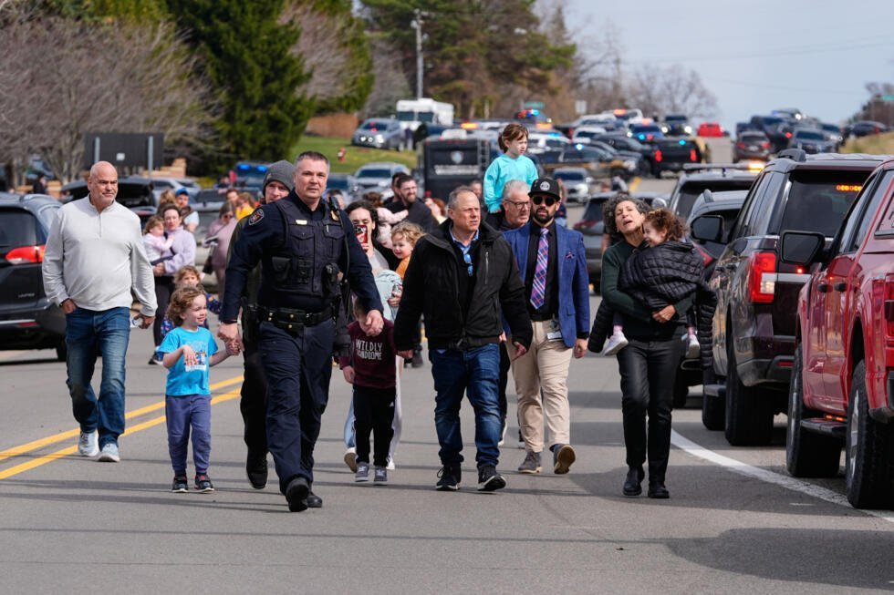 Las fuerzas del orden escoltan a familias con niños fuera de la sinagoga Templo Israel el jueves 12 de marzo de 2026, en el municipio de West Bloomfield, Michigan.