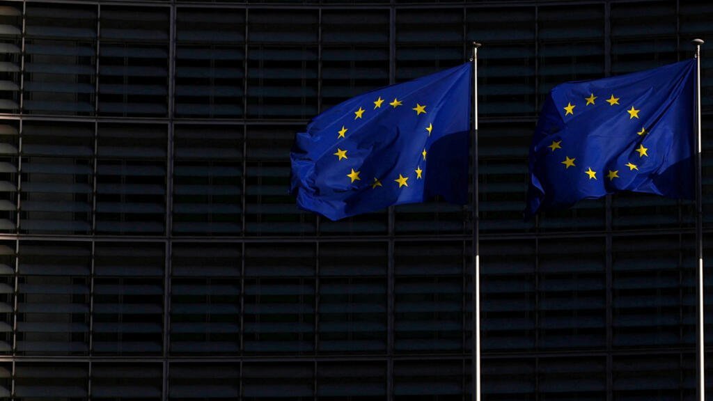 Banderas de la Unión Europea ondean frente a la sede de la Comisión Europea en Bruselas, Bélgica, el 26 de febrero de 2026.