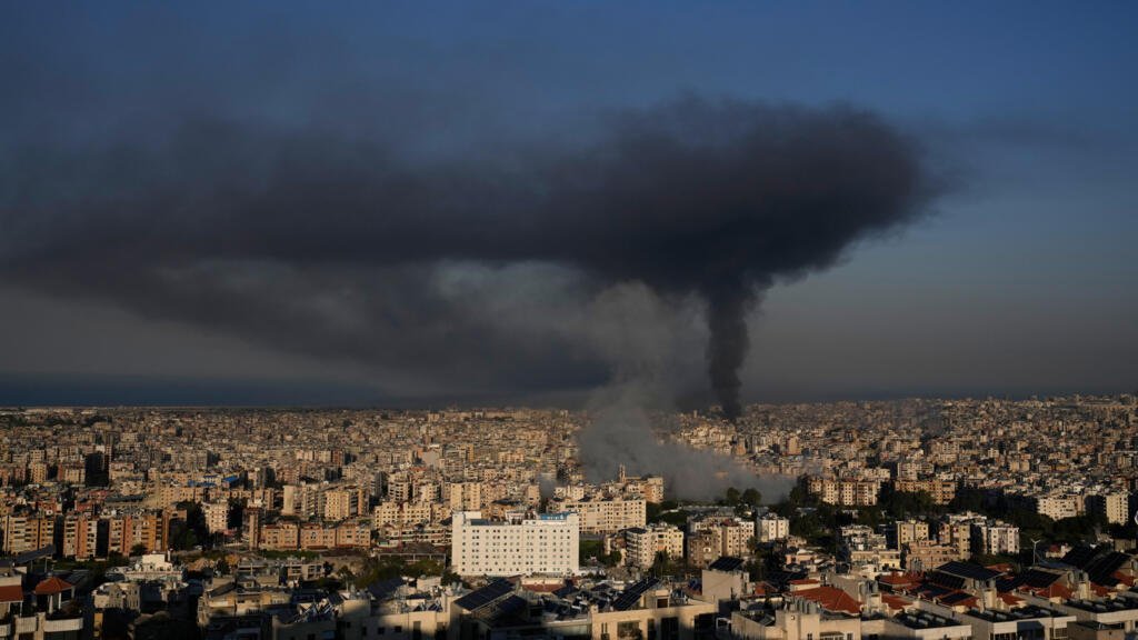 De la fumée s'élève après des frappes aériennes israéliennes à Dahiyeh, une banlieue au sud de Beyrouth, au Liban, le 3 mars 2026