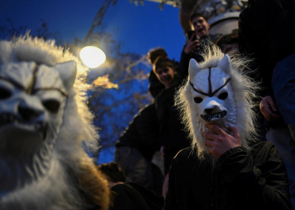 Adolescentes que se visten y actúan como distintos animales, conocidos como therians, se reúnen en el Arco del Triunfo en Barcelona, España, el 21 de febrero de 2026.