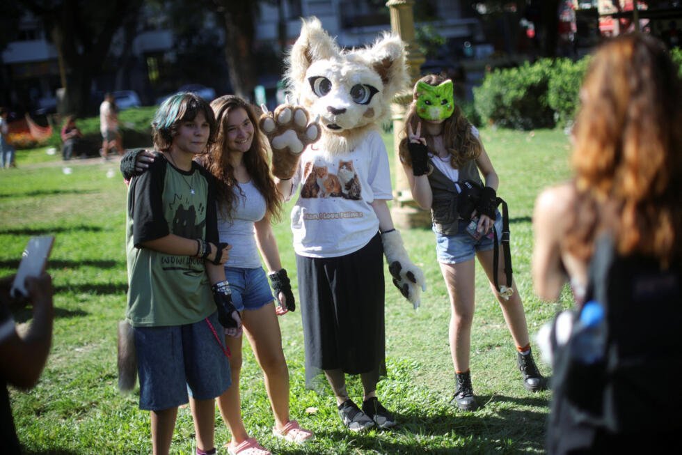 Adolescentes que se identifican como therians, una subcultura cuyos miembros adoptan características de animales, se reúnen en Buenos Aires, Argentina, el 22 de febrero de 2026.