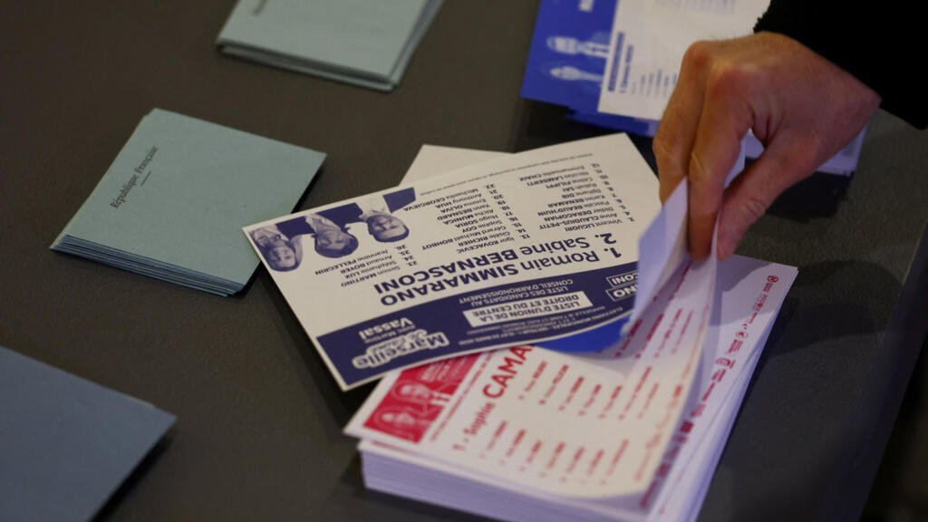 Un votante deposita su papeleta en un colegio electoral durante la segunda vuelta de las elecciones a la Alcaldía de Marsella , Francia, el 22 de marzo de 2026.
