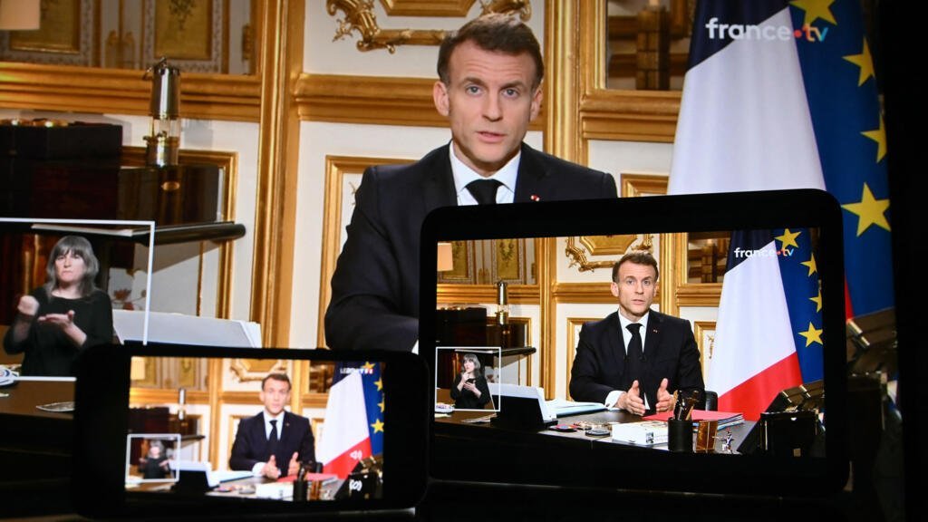 Des écrans diffusent l'allocution d’Emmanuel Macron sur la guerre en Iran et ses implications pour le Proche et Moyen‑Orient, prononcée depuis le palais de l'Élysée à Paris le 3 mars 2026