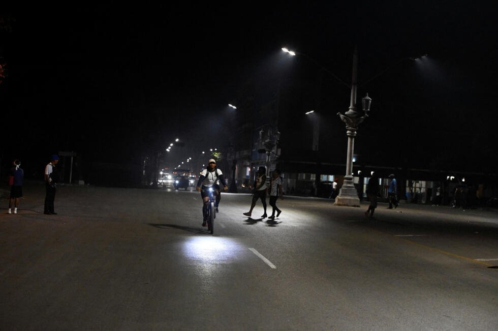 Un hombre circula en bicicleta mientras el presidente de Cuba, Miguel Díaz-Canel, afirmó que el país ha iniciado conversaciones con el Gobierno de Estados Unidos en medio de un bloqueo petrolero impuesto por el presidente estadounidense, Donald Trump, que está empujando a la nación gobernada por el Partido Comunista a una crisis económica más profunda, en La Habana, Cuba, el 13 de marzo de 2026.