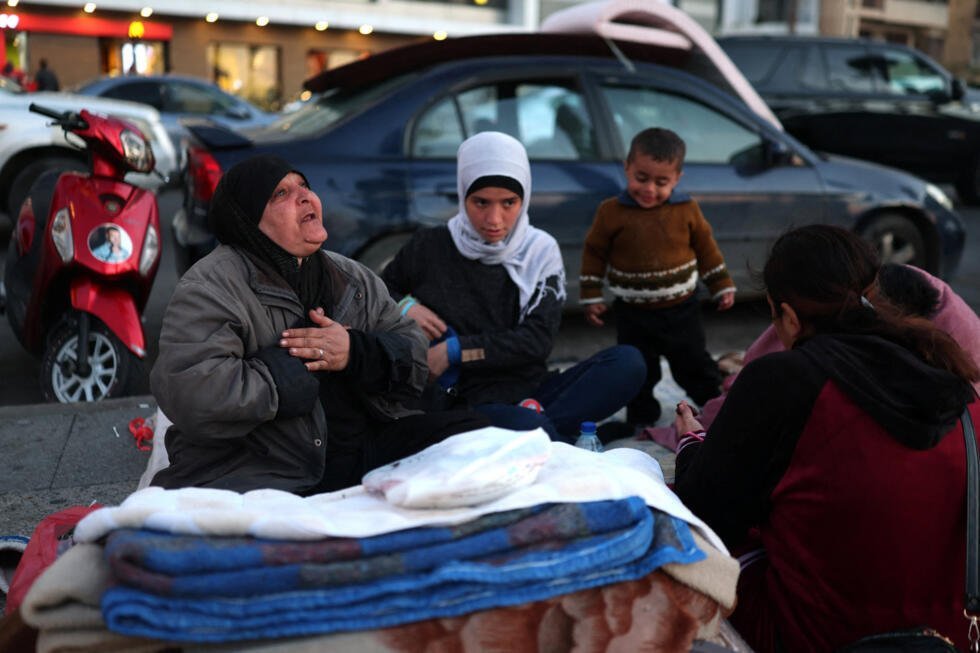 Reem Hossien, de 60 años, y su familia rompen el ayuno durante el iftar durante el Ramadán, sentados en la calle donde han estado viviendo tras la escalada entre Hezbolá e Israel en medio del conflicto entre Estados Unidos e Israel con Irán, en Beirut, Líbano, el 10 de marzo de 2026.