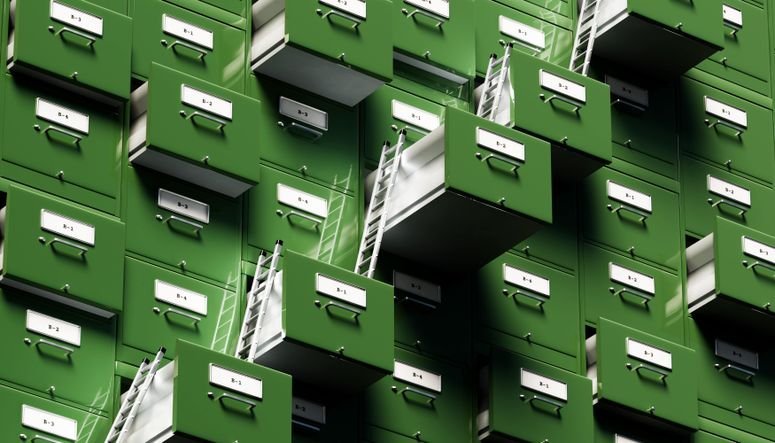 Archivadores con escaleras que van de uno a otro