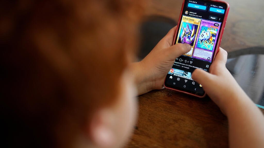 Un niño usa una red social en Brasilia, Brasil, el jueves 19 de marzo de 2026.