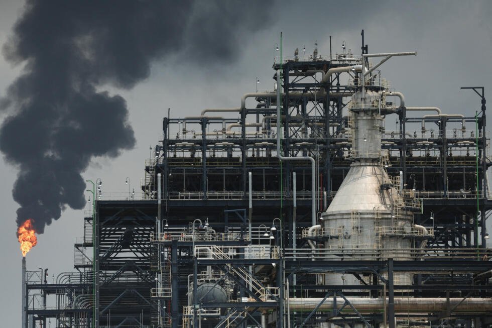 Una llama se eleva desde una llamarada de gas en la refinería de petróleo y planta de fertilizantes de Dangote Industries en el distrito de Ibeju Lekki de Lagos, Nigeria, el 2 de marzo de 2026.