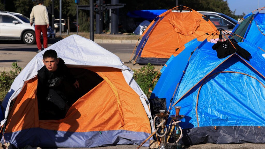 Un niño desplazado sale de su tienda de campaña tras la escalada de violencia entre Hezbolá e Israel, en medio del conflicto entre Estados Unidos e Israel con Irán, en Beirut (Líbano), el 17 de marzo de 2026.