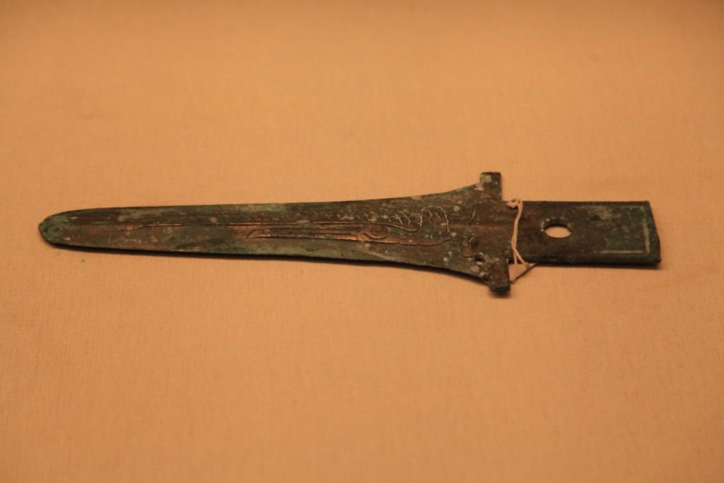 Foto de una daga de bronce encontrada en la misma región de China datada en el mismo periodo que la supuesta hacha.