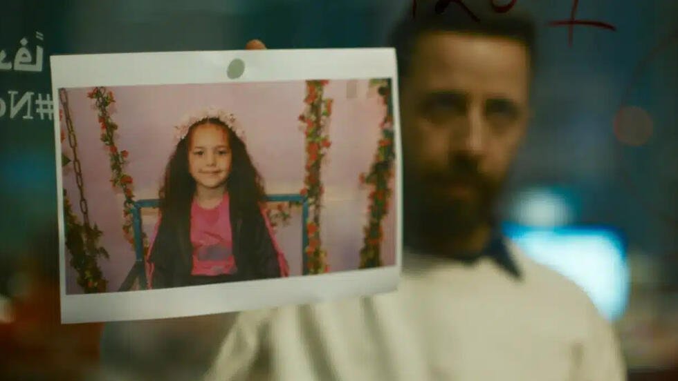 El actor palestino Motaz Malhees (difuminado en esta imagen promocional) interpretó al paramédico Omar Alqam en la película 'La voz de Hind Rajab'.