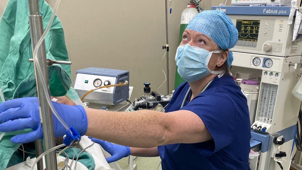 La doctora británica Anna Joseph es anestesista e intensivista; desde enero de 2024 ha viajado regularmente a prestar servicio en la Franja de Gaza.