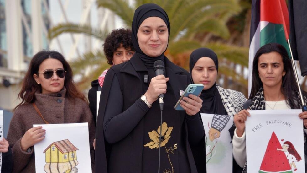 Wesam Hamada, madre de Hind Rajab, se dirige a la multitud durante un acto en Barcelona para conmemorar el segundo aniversario del asesinato de su hija en Gaza, el 29 de enero de 2026. (Gemma Miralda/Servicios de Contenido de AP para Avaaz)