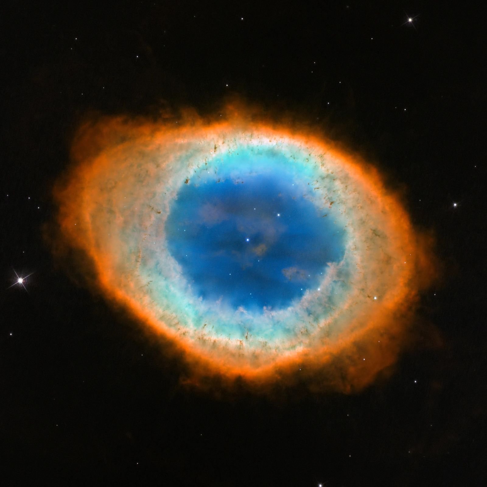 La nebulosa del Anillo conocida oficialmente como Messier 57 es una nebulosa planetaria típica. Se encuentra a unos 2600...