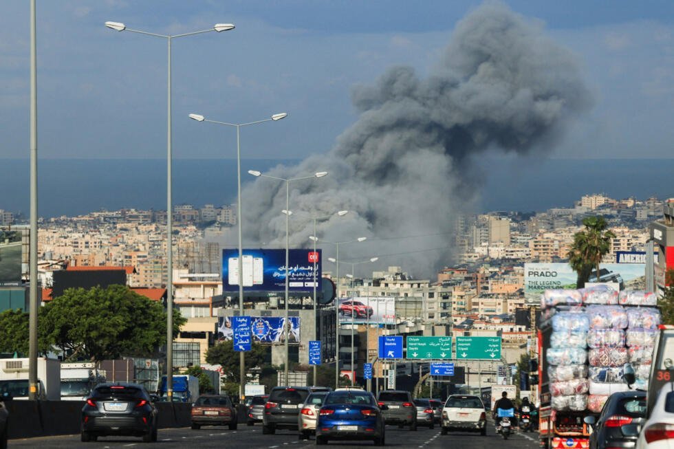 El humo se eleva tras un ataque israelí en los suburbios del sur de Beirut, tras una escalada entre Hezbolá e Israel en medio del conflicto entre Estados Unidos e Israel con Irán, como se ve desde Hazmieh, Líbano, el 4 de marzo de 2026.