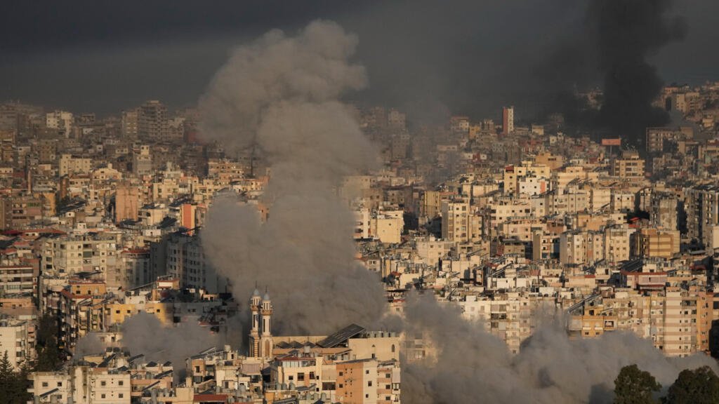 De la fumée s'élève de Dahiyeh, dans la banlieue sud de Beyrouth, après des frappes israéliennes le 3 mars 2026.