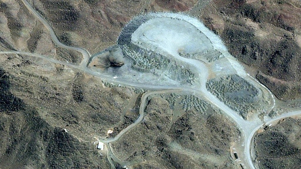 Des véhicules détruits dans le complexe de tunnels de Pickaxe Mountain, adjacent à l'installation nucléaire de Natanz, près de Natanz, dans la province d'Ispahan, au centre de l'Iran, le 7 mars 2026.