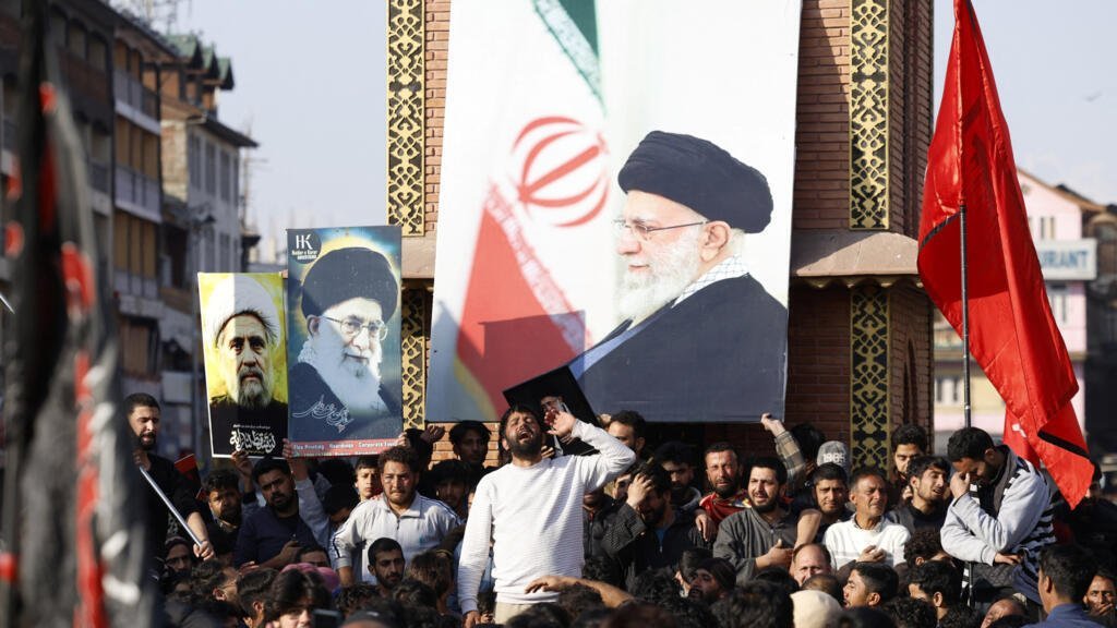 Los musulmanes chiítas se reúnen para una marcha de protesta y corean consignas anti-estadounidenses y anti-israelíes, después de que el líder supremo de Irán, el ayatolá Ali Khamenei, fuera asesinado en ataques israelíes y estadounidenses el sábado, en Srinagar, Cachemira india, el 1 de marzo de 2026.