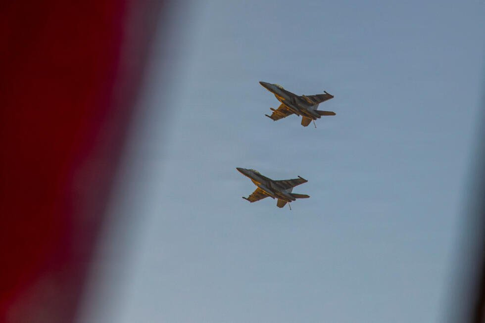 Archivo: dos aeronaves de la Armada de los Estados Unidos sobrevuelan la cubierta de vuelo del portaaviones USS Abraham Lincoln, de la clase Nimitz, en apoyo de la Operación Furia Épica, un ataque contra Irán desde una ubicación no revelada, el 3 de marzo de 2026.