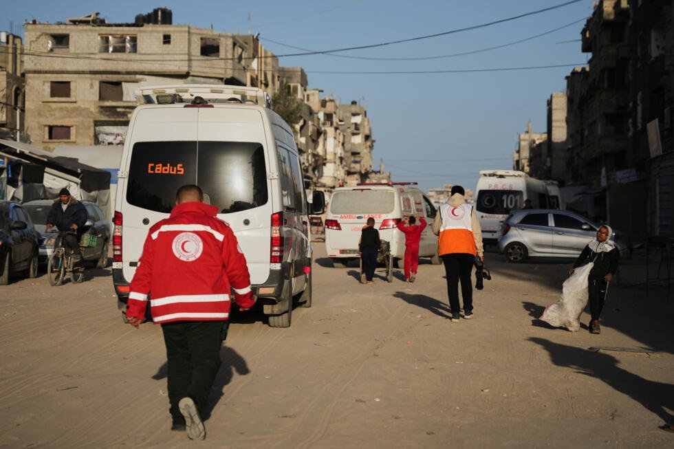 Pacientes palestinos salen de Khan Younis hacia el puesto fronterizo de Kerem Shalom para abandonar la Franja de Gaza y recibir atención médica en el extranjero, el 2 de febrero de 2026.