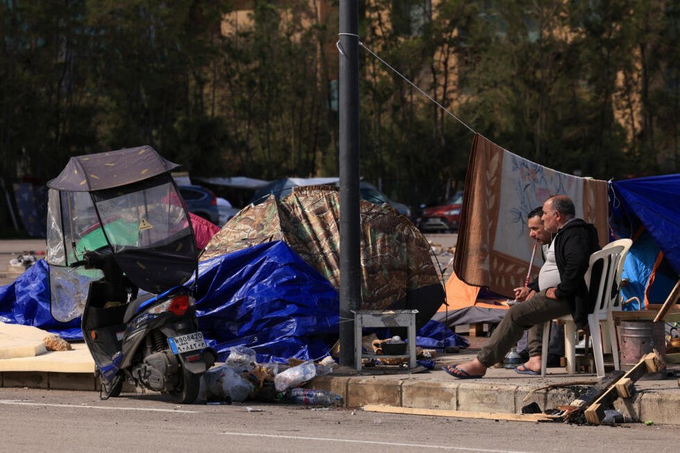 Personas desplazadas fuman una pipa de agua junto a tiendas de campaña y pertenencias, tras una escalada de violencia entre Hezbolá e Israel, en el marco del conflicto entre Estados Unidos, Israel e Irán, en Beirut, Líbano, el 16 de marzo de 2026.