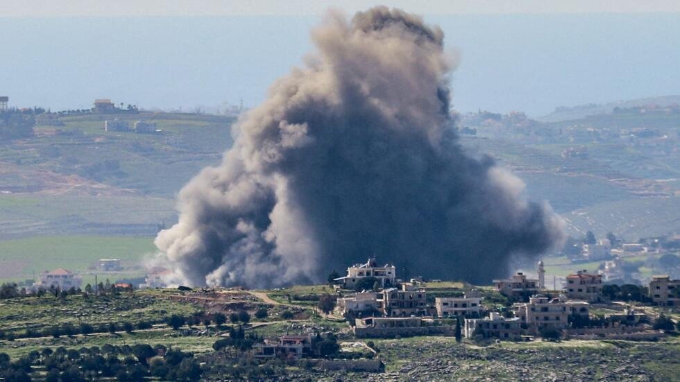 El humo se eleva después de los ataques israelíes en el Líbano, tras una escalada entre Hezbolá e Israel en medio del conflicto entre Estados Unidos e Israel con Irán, como se ve desde Marjayoun, Líbano, el 5 de marzo de 2026.