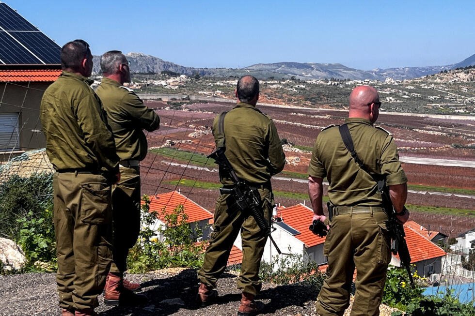 Des soldats israéliens regardent vers le Liban près de la frontière israélo-libanaise dans le nord d'Israël, le 5 mars 2026.