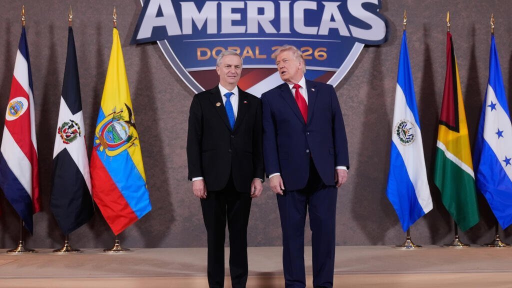 El presidente electo de Chile, José Antonio Kast, posa con el presidente Donald Trump en la Cumbre del Escudo de las Américas, el sábado 7 de marzo de 2026, en el Trump National Doral Miami, Doral, Florida.