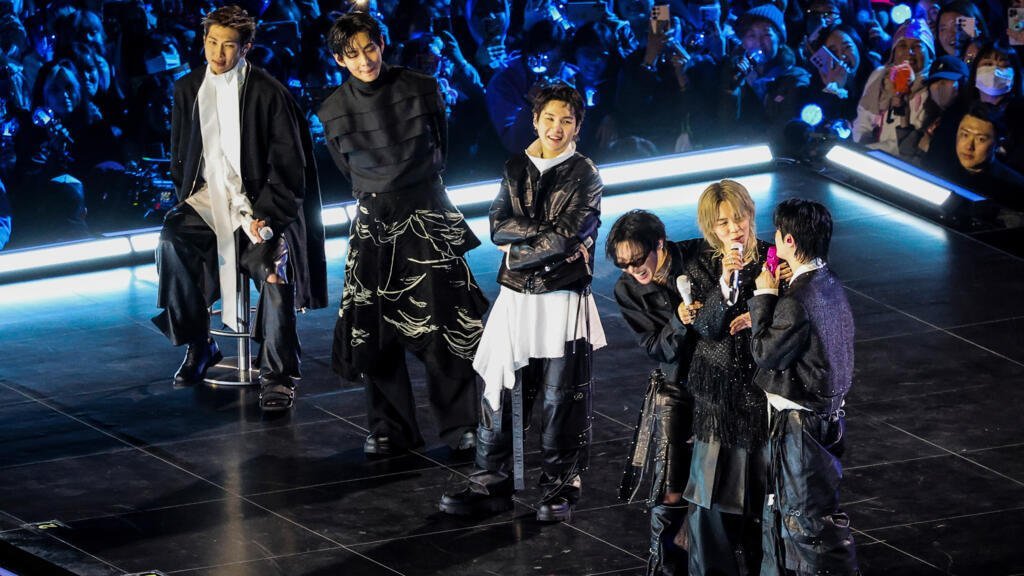 El grupo de K-pop BTS actúa durante el concierto «BTS The Comeback Live Arirang» en el centro de Seúl, Corea del Sur, el 21 de marzo de 2026.