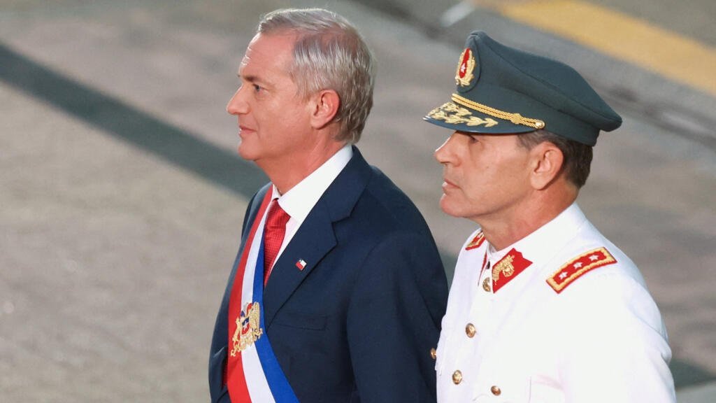 El presidente de Chile, José Antonio Kast, observa en el palacio presidencial de La Moneda después de su ceremonia de juramentación, en Santiago, Chile, el 11 de marzo de 2026.