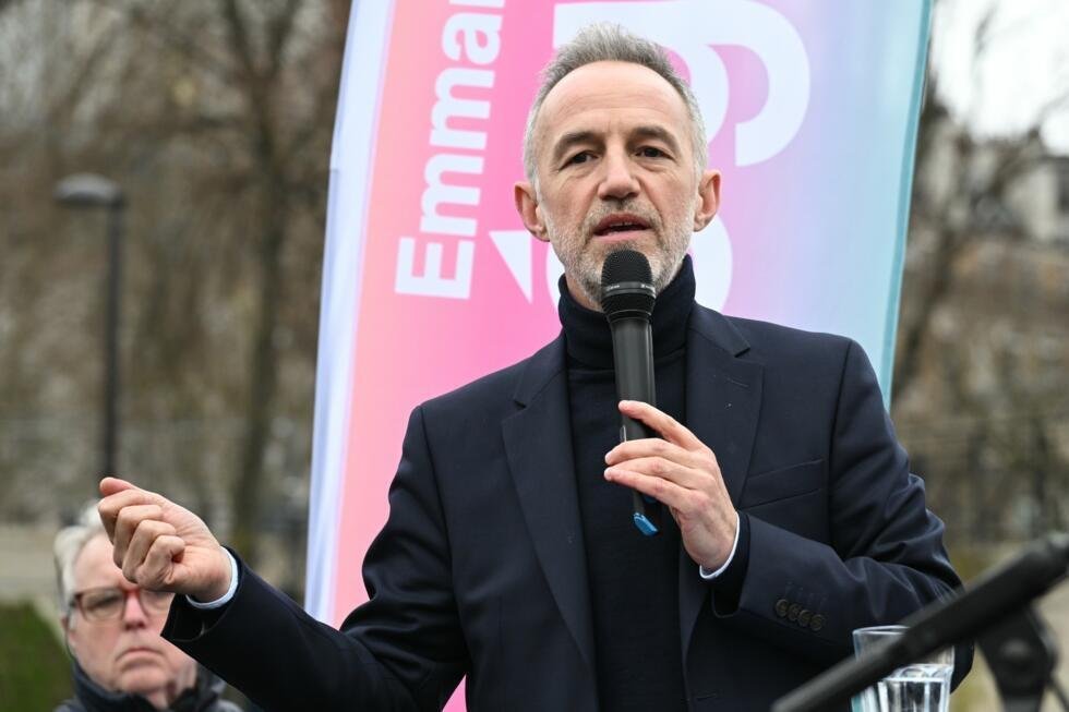 Emmanuel Grégoire, candidato socialista a la alcaldía de París, durante un debate público para las elecciones municipales, el 22 de febrero de 2026 en París.