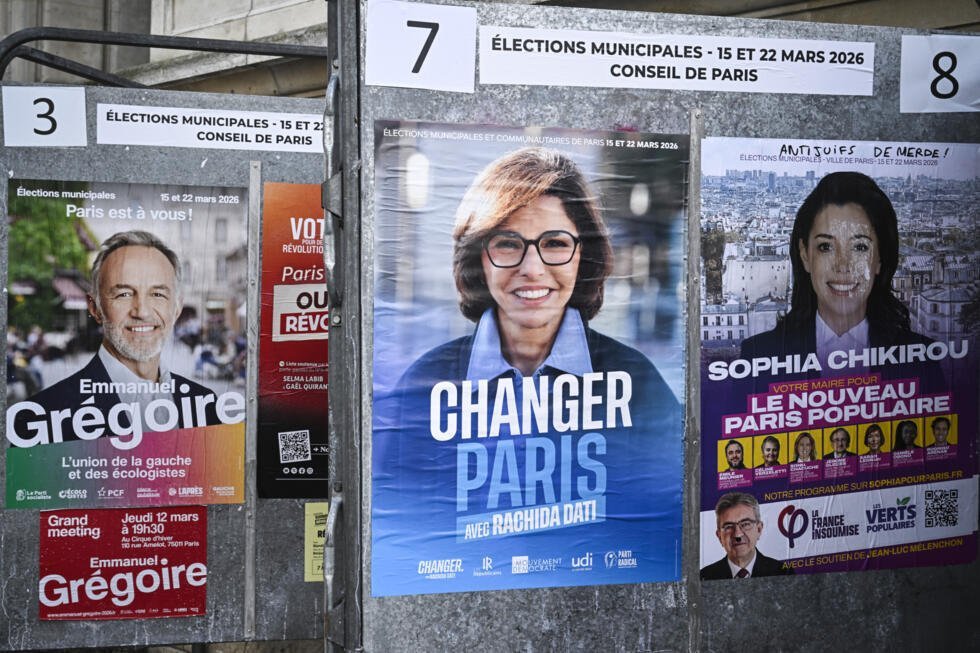 Carteles electorales de Emmanuel Grégoire, candidato de la izquierda unida fuera de LFI, de la exministra de Cultura y candidata de Los Republicanos (LR) Rachida Dati y de la candidata de La Francia Insumisa Sophia Chikirou en París, el 5 de marzo de 2026.