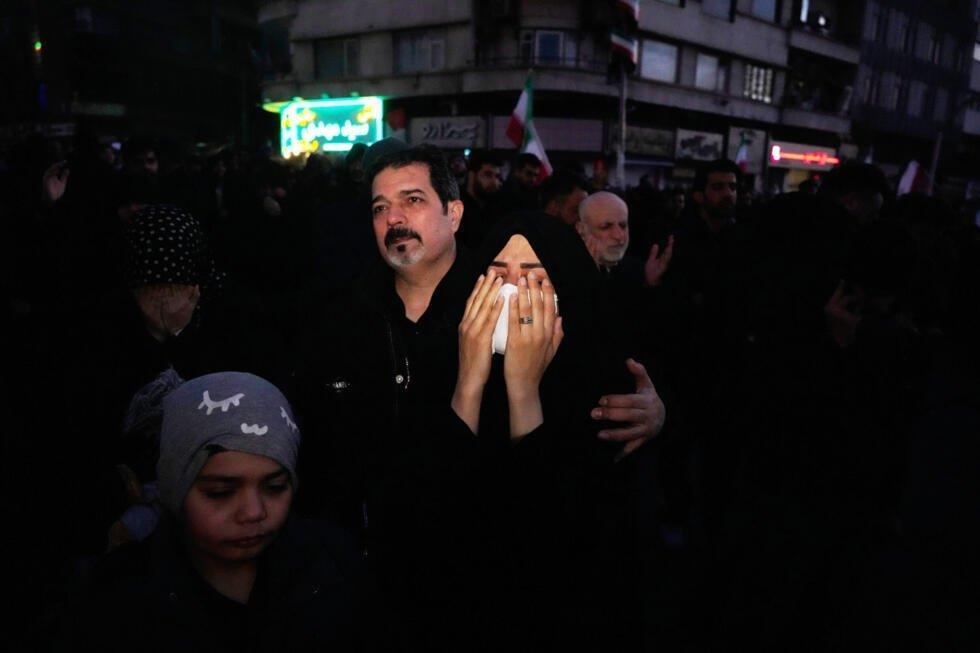 Simpatizantes del gobierno lloran durante una concentración tras el anuncio oficial en la televisión estatal de la muerte del líder supremo de Irán, el ayatolá Ali Khamenei, en Teherán, Irán, el domingo 1 de marzo de 2026.