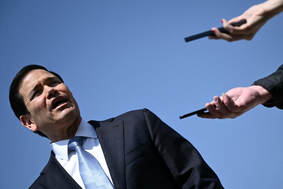 El secretario de Estado estadounidense, Marco Rubio, habla con los periodistas antes de abordar un avión rumbo a Francia, donde participará en la reunión de ministros de Asuntos Exteriores del G7, en la Base Conjunta Andrews en Maryland, EE. UU., el 26 de marzo de 2026.