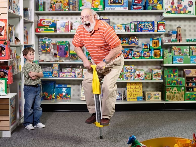 Un abuelo jugando con su nieto.