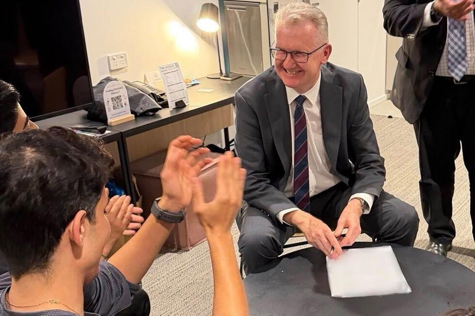 El ministro del Interior de Australia, Tony Burke, se reúne con jugadoras de la selección femenina de fútbol de Irán, a quienes se les ha ofrecido asilo en Australia.