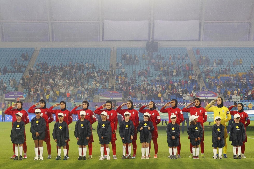 Jugadoras iraníes saludan durante el himno nacional antes del partido de la Copa Asiática Femenina de la AFC Australia 2026 entre Irán y Filipinas en Gold Coast, el 8 de marzo de 2026.